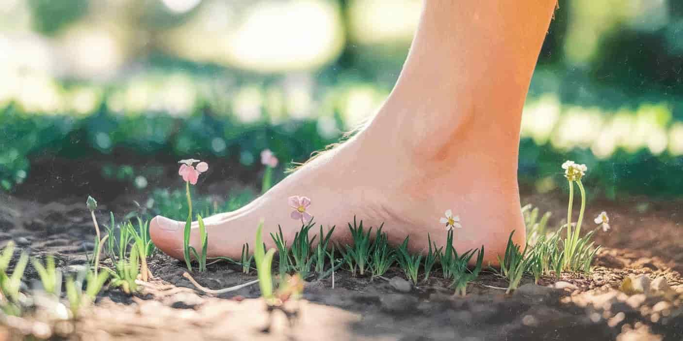Spiritual Meaning of an Itchy Right Foot: Symbolism & Messages